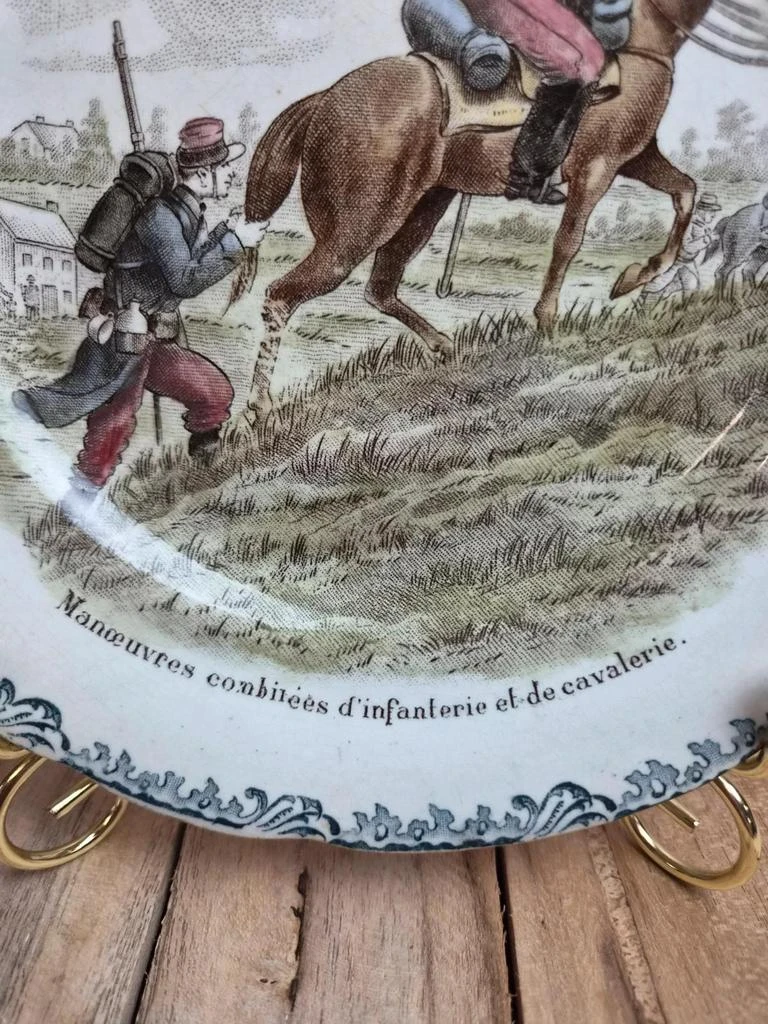 Plato parlante antiguo de terra de fer Hb & Cie – Caballeros n°7 – policromado – photo 5